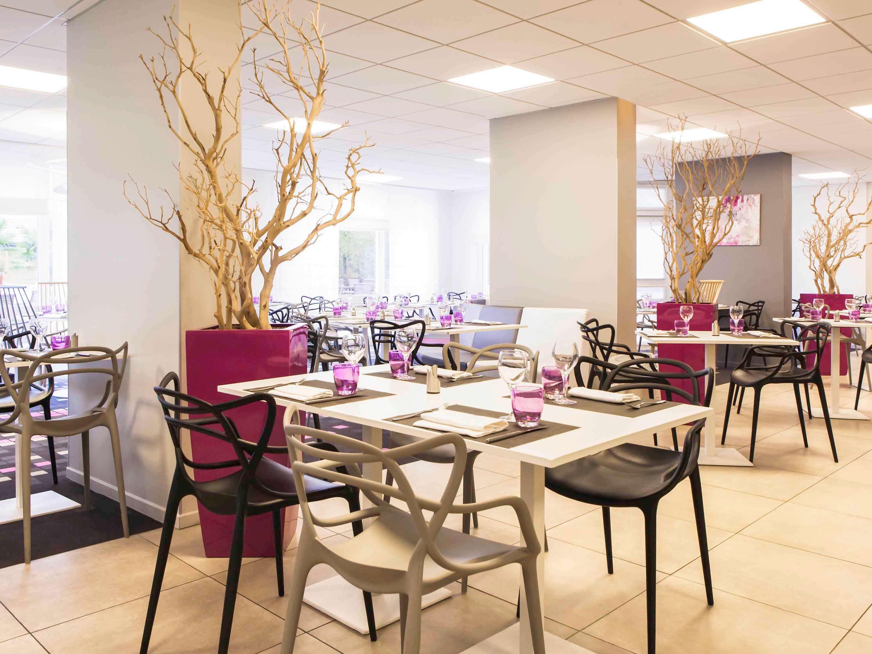 Novotel Fontainebleau Ury Exteriör bild