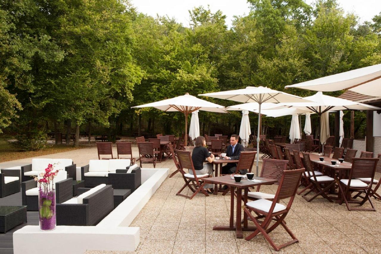 Novotel Fontainebleau Ury Exteriör bild